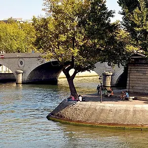 Next Notre Dame , Paris France